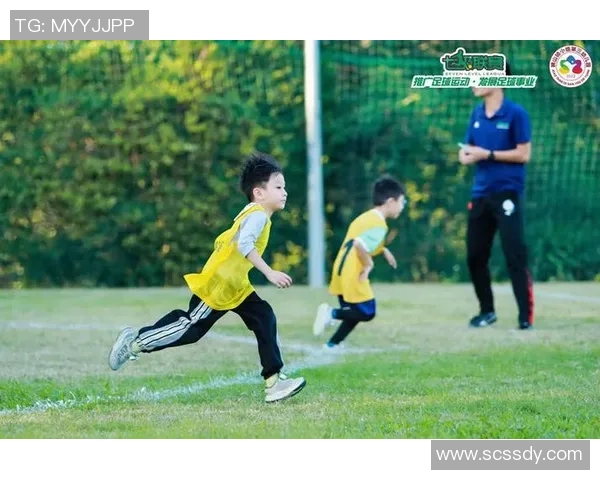 足球明星温馨瞬间抱宝宝的可爱照片分享，感受亲子时光的甜蜜与快乐